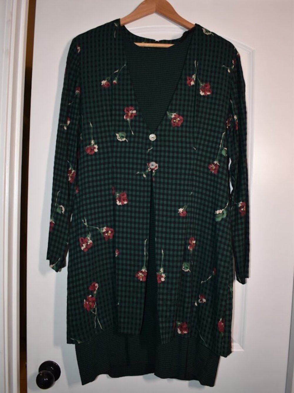 Vintage EXPO long jacket/cardigan in a beautiful deep green plaid /floral